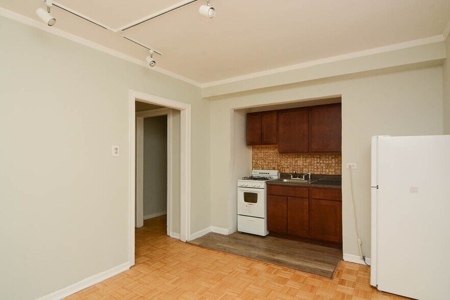 Building Photo - 629 W Belmont Ave