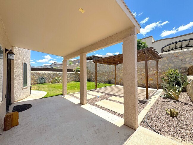 Building Photo - West El Paso 4 bed refrig A/C Home in Enchanted Ridge!