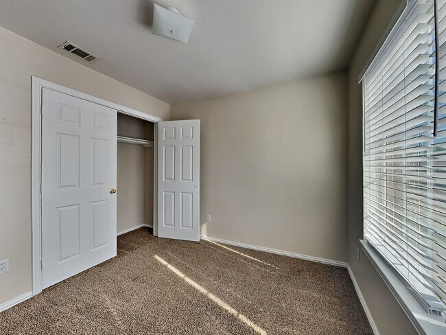 Building Photo - ONE MONTH FREE RENT! CALL NOW!