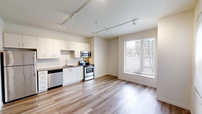 Building Photo - First Floor Front Facing Vibrant Stylish O...