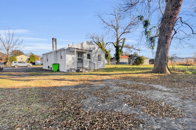 Building Photo - 211 Lawson St