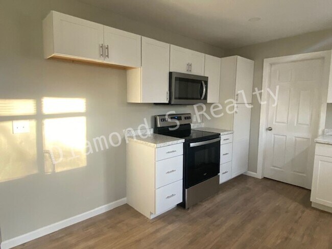 Building Photo - Cute 3-Bedroom Home Located Near Bass Pro!