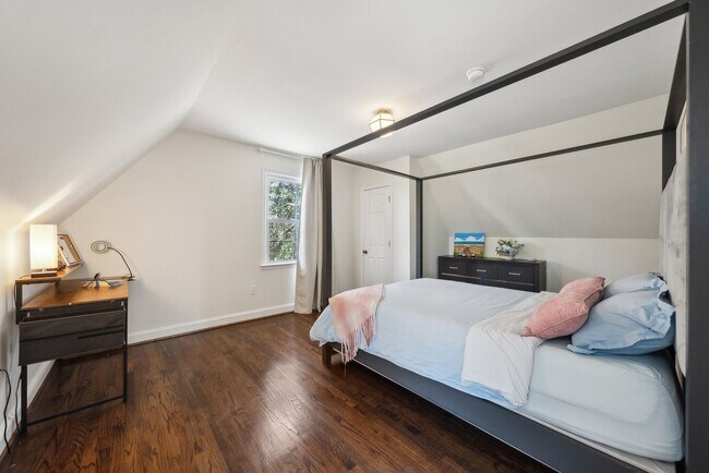Building Photo - Spacious & Renovated Rental Home on Oversi...