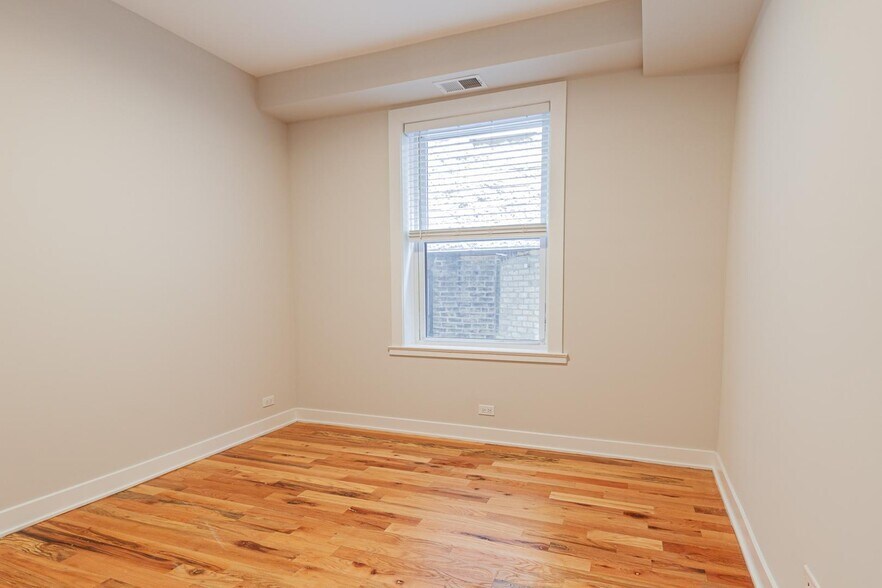 Building Photo - 656 W Wrightwood Ave