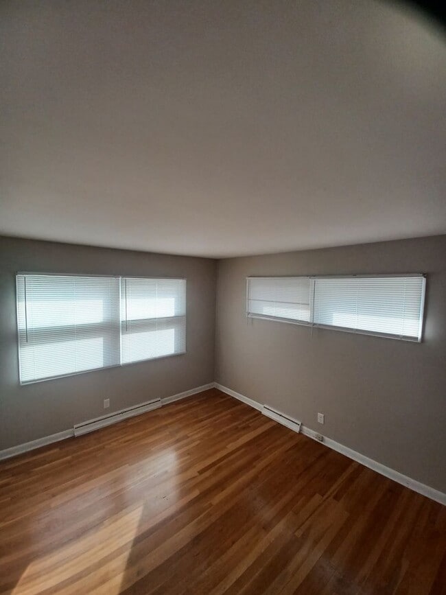 Building Photo - Don't miss out on this great Duplex!