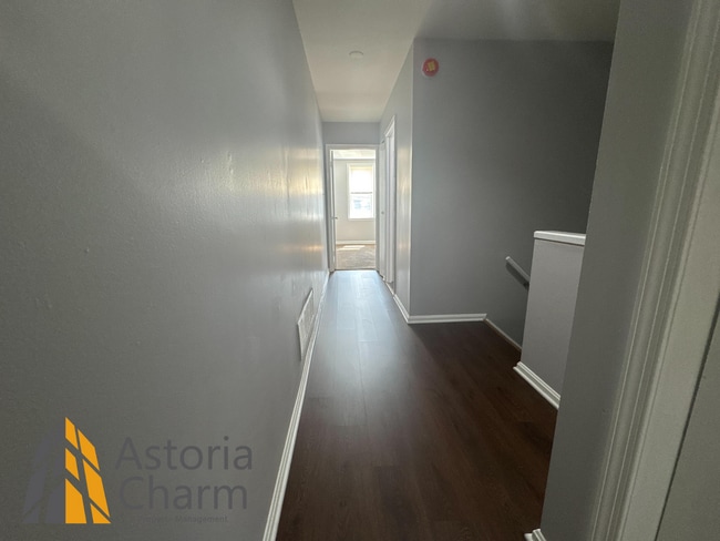 Building Photo - Updated 2 Bedroom Home with Modern Kitchen