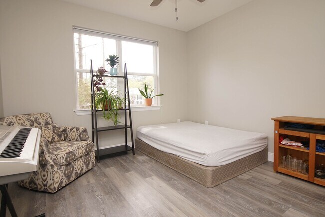 Building Photo - Newer Home in Valparaiso