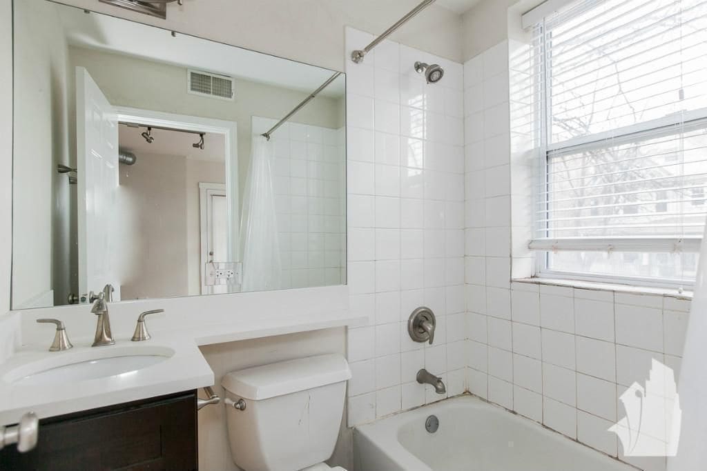 Building Photo - 2520 W Leland Ave