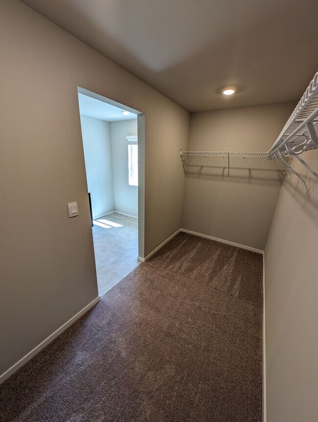 Building Photo - Newer 4 Bedroom in Stetson Heights. MOVE I...