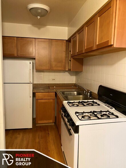 Building Photo - 502 W Briar Pl