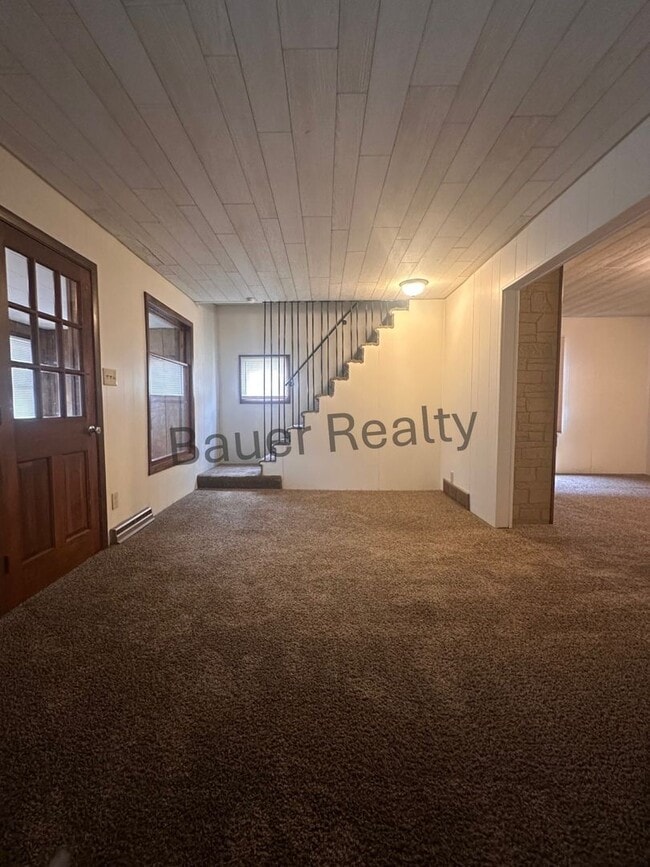 Building Photo - 3 -4 Bedroom Home Near Brookside Park