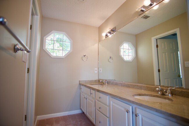 Building Photo - Dunwoody Living at Its Best – Spacious 4BR...