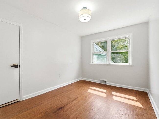 Building Photo - Fully Renovated Rental with Designer Kitchen, Modern Bath & Bonus Spaces – Stratford, NJ