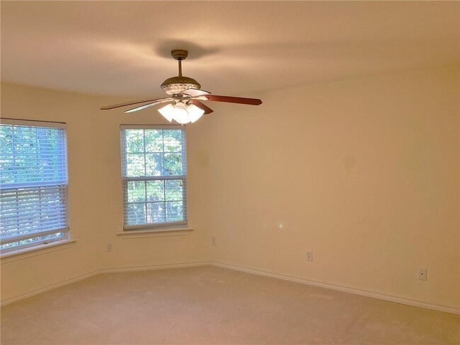 Building Photo - 4 Sullivan Ln