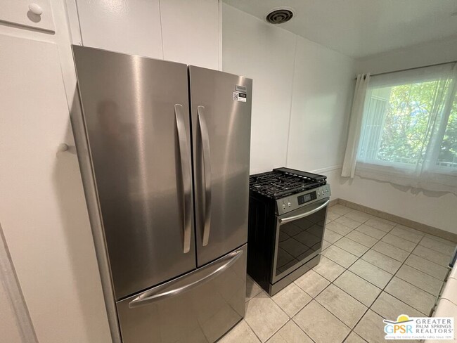 Building Photo - 1416 S Hayworth Ave