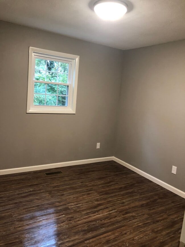 Building Photo - One Bedroom / One Bath Duplex Blountville, TN 37617