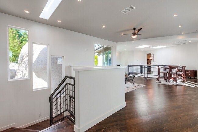 Building Photo - 28548 Meadow Glen Way W