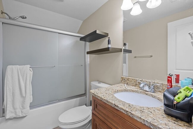 Building Photo - Beautifully Updated 4-Bedroom Home in Norf...