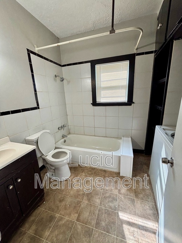 Building Photo - 1112 Weller Ave