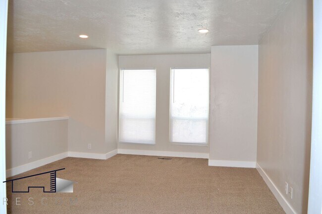 Building Photo - Main St Duplex