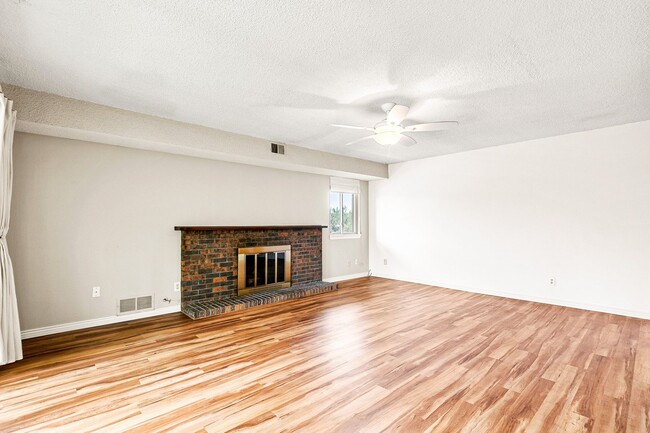 Building Photo - Remodeled 2B/2B East Boulder Apartment w/ ...