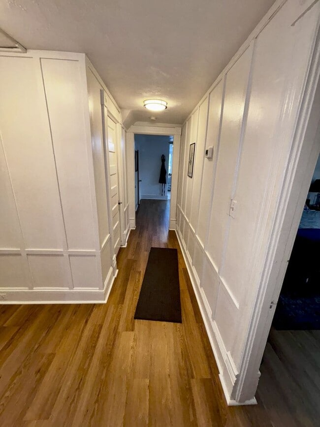 Building Photo - Charming 2-Bedroom Apartment with River Views