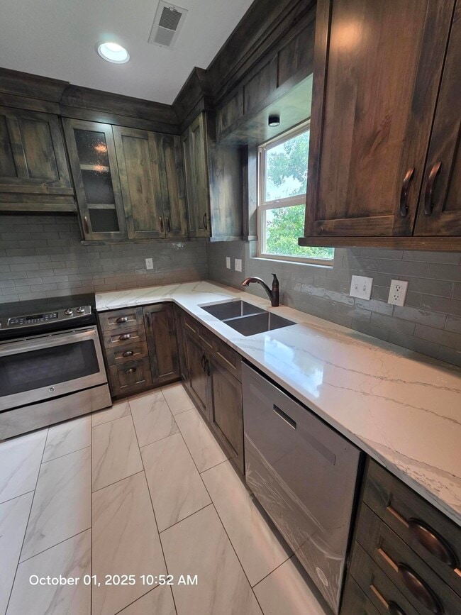 Building Photo - 2600 Norbury Dr