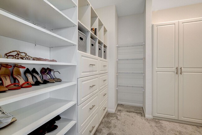 Building Photo - Stunning Fully Furnished 5-Bedroom Home in...