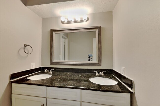 Building Photo - 20206 Monkswood Dr