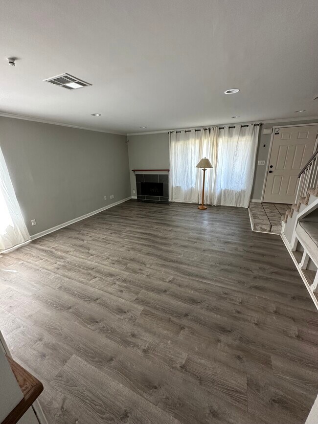 Building Photo - 917 W State St