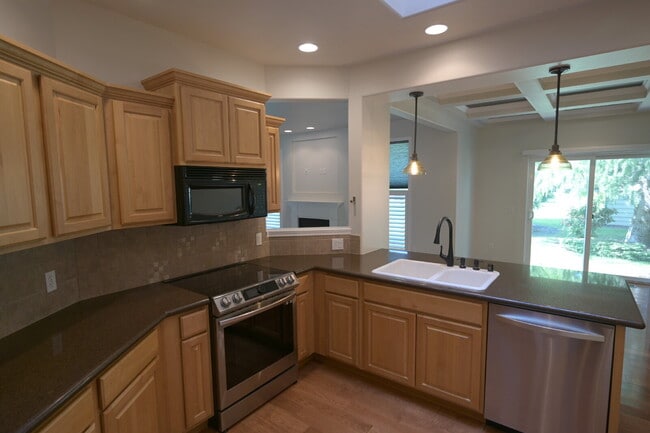 Building Photo - 2 bed plus office, 2 bathroom condo in Sun...