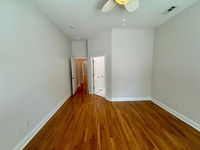 Building Photo - Adorable Home in Brighton Park