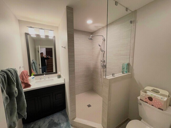 Building Photo - Spacious Corner-Lot Home 4 bed 3 bath – Green Lake, Seattle, WA