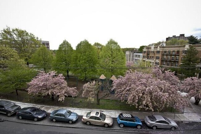 Building Photo - Great Location 1Br/1Bth. Heat & Hot Water ...