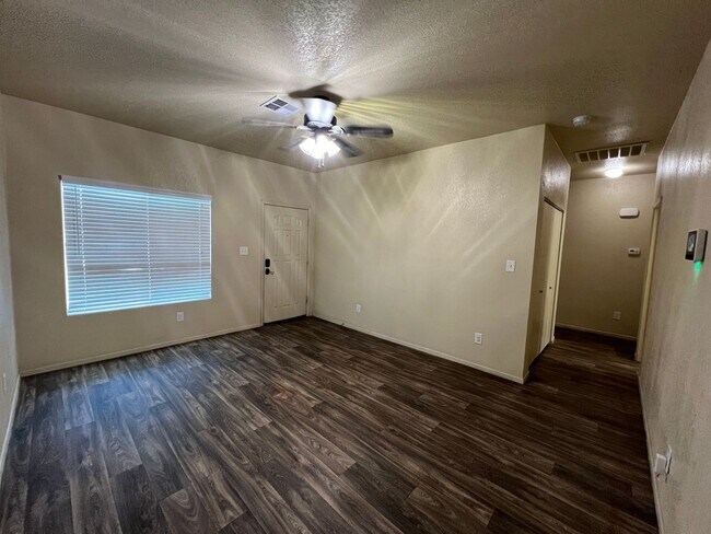 Building Photo - 4 BEDROOM HOME!