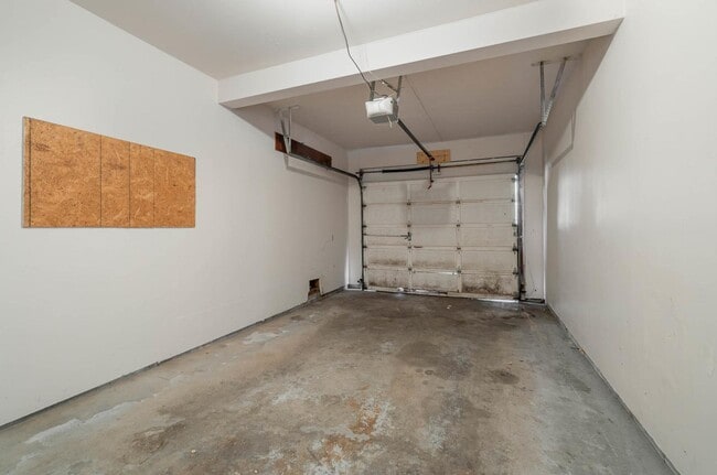 Building Photo - 2 Bedroom Rental Duplex with Attached Garage $1300/month
