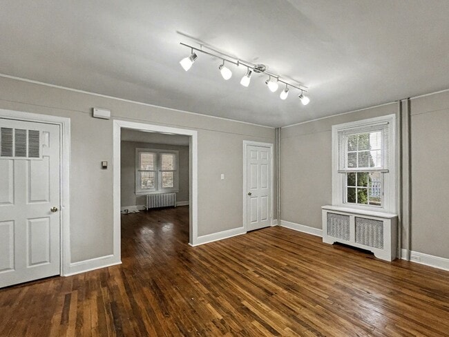 Building Photo - 4 Bedroom and 2 Bath House with In-Unit La...