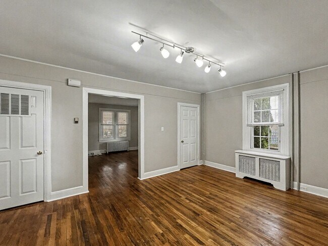 Building Photo - 4 Bedroom and 2 Bath House with In-Unit Laundry, Dishwasher, and Off-Street Parking