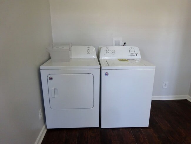 Building Photo - Lake Front Adorable Home!