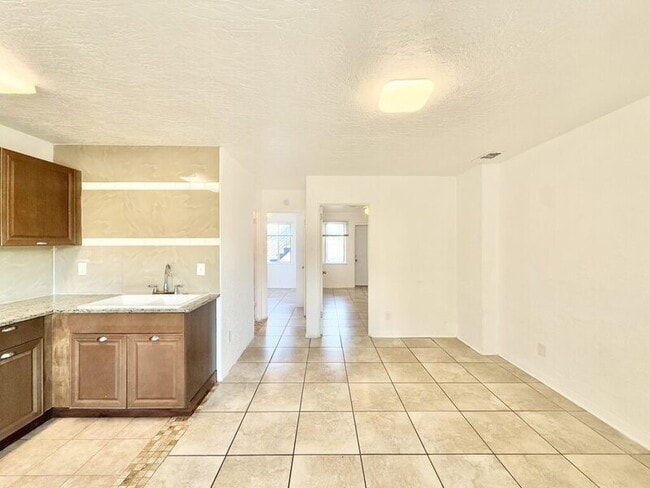 Building Photo - 551 N Ridgewood Ave