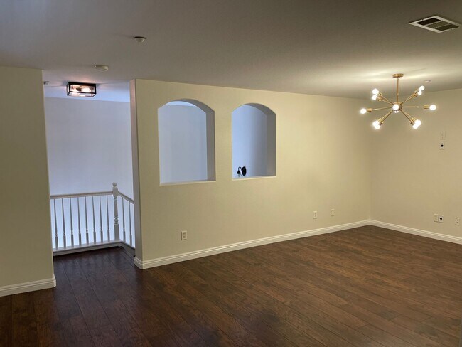 Building Photo - Cozy Town Home For Rent