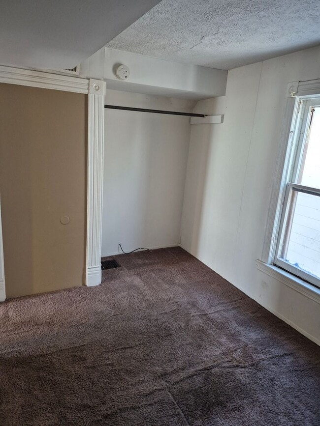 Building Photo - 924 Fountain St NE