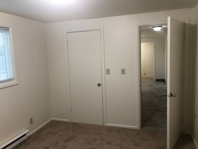 Building Photo - Large upstairs 2 bedroom apartment!