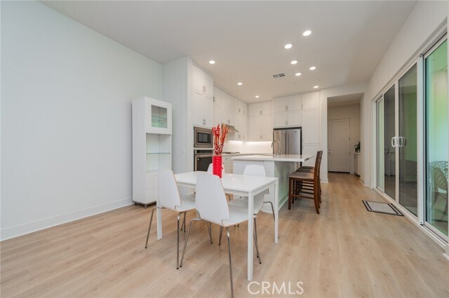 Building Photo - 119 Novel