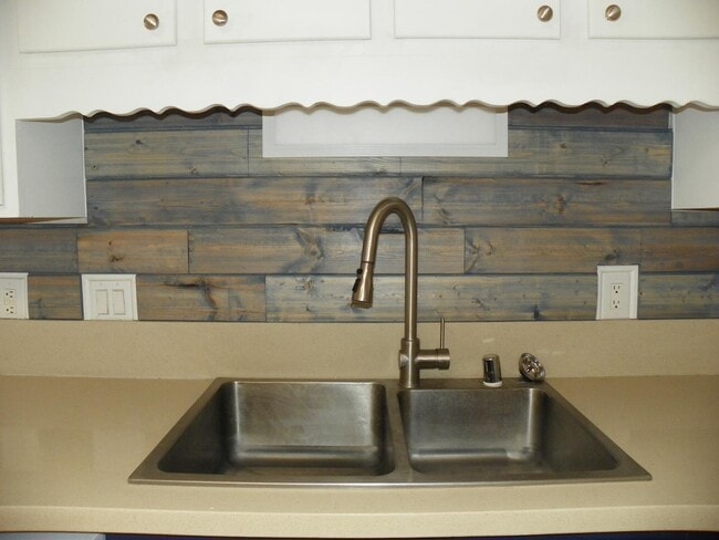 Building Photo - 811 Country Club Dr SE