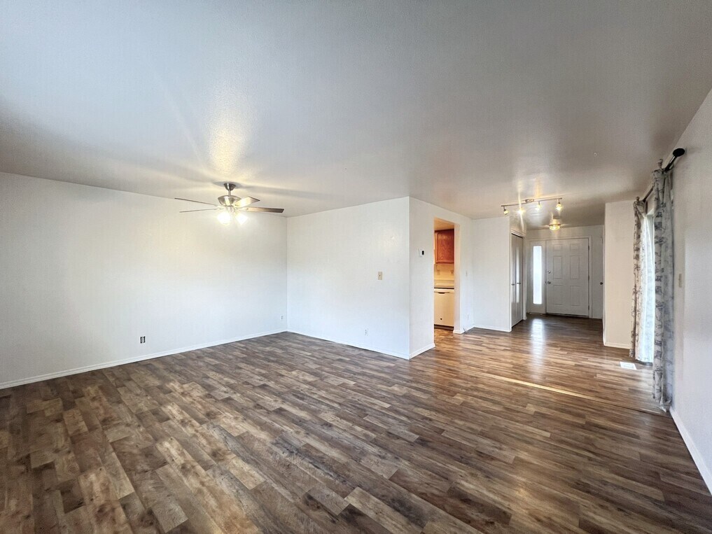 Building Photo - 10610 W Hinsdale St