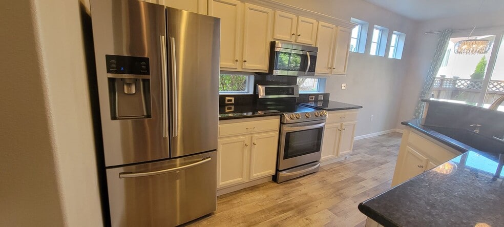 Building Photo - Shadow Hawk 3 bedroom Town home