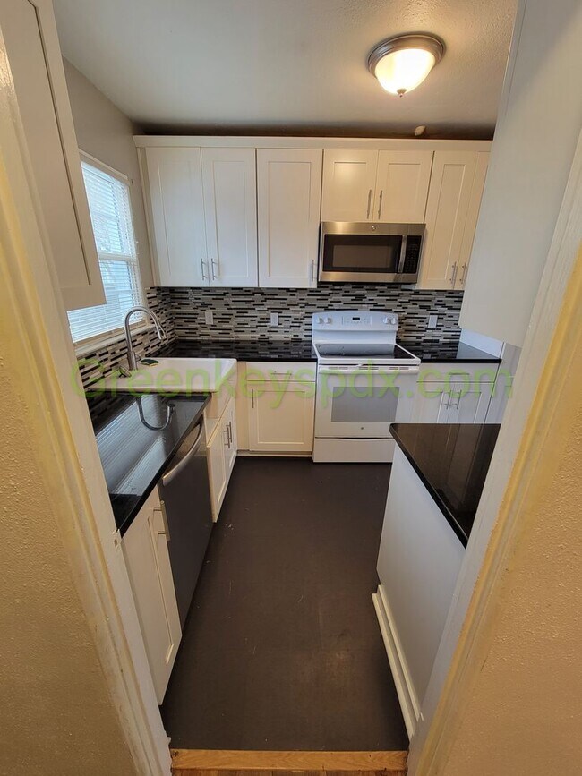 Building Photo - Large 2 Bedroom 1 Bath Unit off Broadway w...