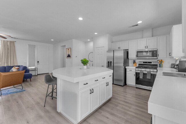 Building Photo - 47383 Bahama Ct