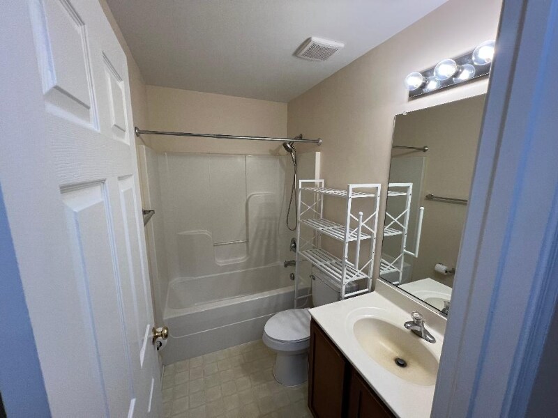 Building Photo - 32422 White Oak Dr